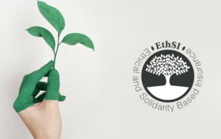 Segell EthSI - Ethical and Solidarity Based Insurance.Ma amb els dits verds sosté brot verd.